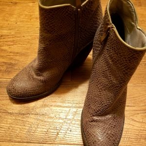 Very Volatile size 8 gray wedge ankle boots